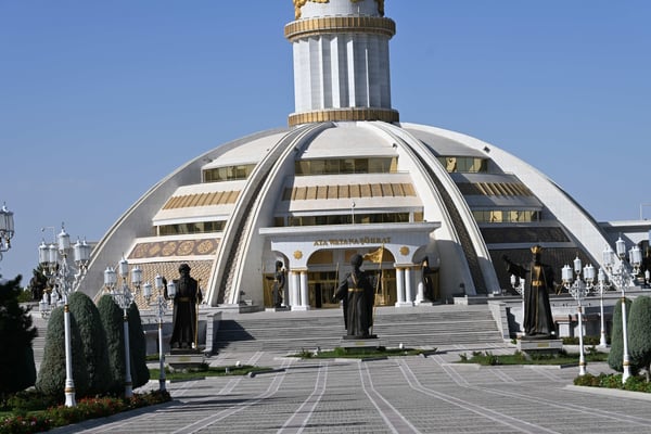 Turkmenistan, Ashgabad, Unabhängigkeitsdenkmal