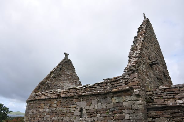 Irland, Halbinsel Dingle, Kirche von Kilmalkedar mit keltischen Oghamschriftstelen