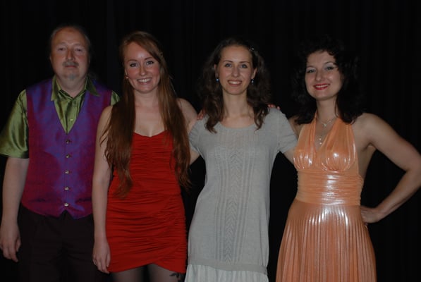 Michael Britz mit Natascha Bagrova, Indre Zelenyde und Natalia Malkova am 26. Juni 2015 im Schlosskeller Saarbrücken