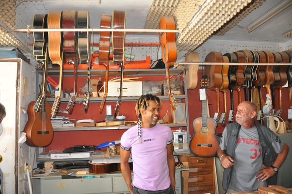 Kap Verden, Insel Sao Vicente, Stadt Mindelo, Gitarrenwerkstadt