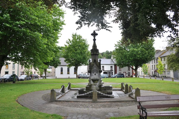 Irland, Inistioge, Brücke und Stadt