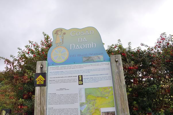 Irland, Halbinsel Dingle, Kirche von Kilmalkedar mit keltischen Oghamschriftstelen