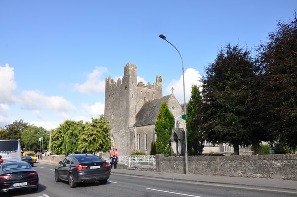 Irland, Adare mit strohgedeckten Häusern