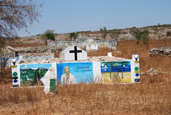 Madagaskar, Gräber der Mahafaly, Grabmäler mit Szenen aus dem Leben des Verstobenen