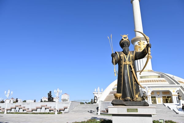 Turkmenistan, Ashgabad, Unabhängigkeitsdenkmal