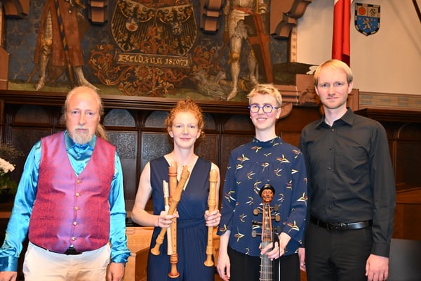 KuBe Konzert Baroque Royal mit Michael Britz (Veranstalter), Christina Ewald (Blockföte), Anne Clement (Blockflöte & Viola da gamba), Štefan Iľaš (Cembalo), 04. Juli 2025 im Rathausfestsaal Saarbrücken.