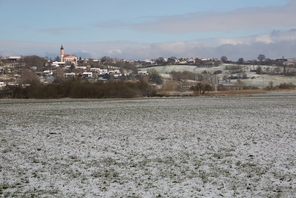 Blick nach Thürnthenning. Starker Wind und Schneefälle prägen die Tage von 5. bis 8. April. (Foto: Joachim Aschenbrenner)