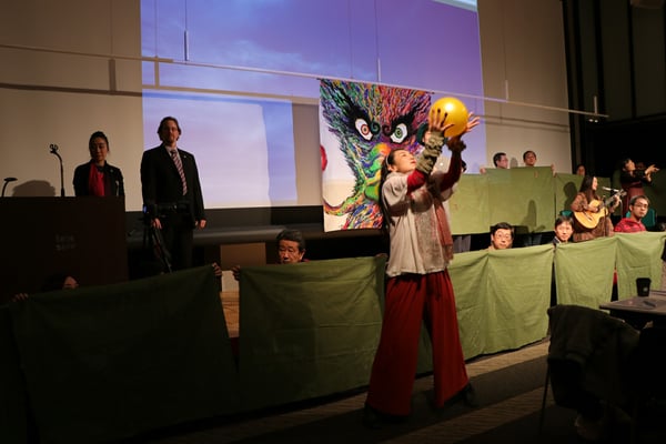 金の玉をもって踊るダンサー