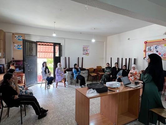 Séance de sensibilisation à l'adolescence pour un groupe de mères
