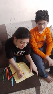 Les enfants écrivent des lettres aux parrains et marraines d'ADPM