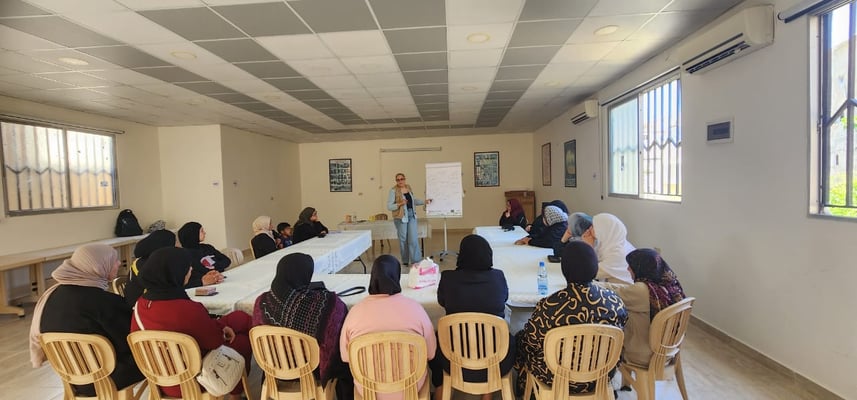 Séance de sensibilisation à l'adolescence pour un groupe de mères