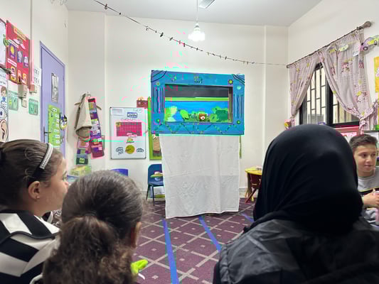 Classe assiste à une prestation de théâtre de marionnettes au camp de Ein El-Helwi
