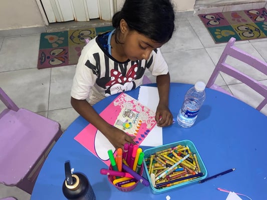 Les enfants font des cartes pour l'Eid Al Adha