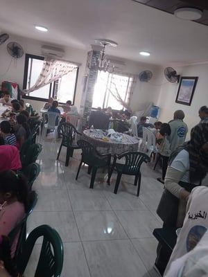 Repas de midi à l'association Akka