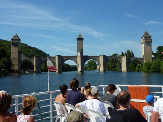 Croisière devant le Pont Valentré de Cahors