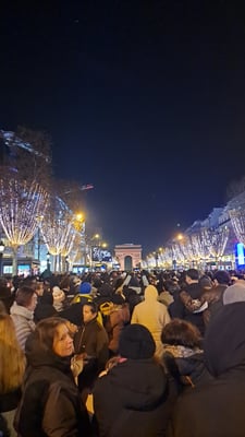 Multitud espera el 2026 en el Arco del Triunfo