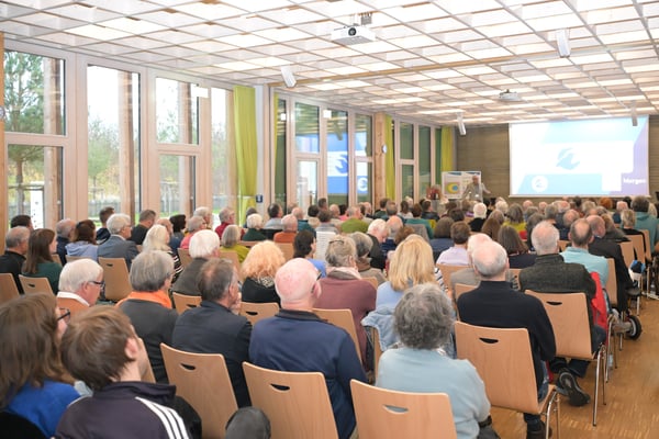 Rund 150 Gäste hören die Festrede und lassen 50 Jahre LBV KG Augsburg Revue passieren (Foto: Hubert Strobl)
