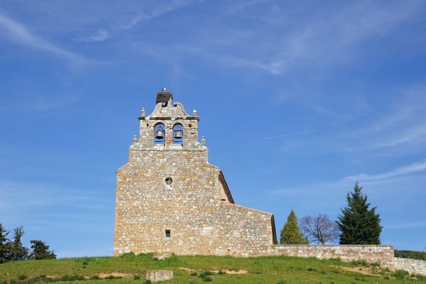 Kirche bei der Einfahrt nach Ayllon...