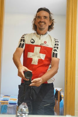 Der Narziss in mir sagt: "He, siehst verdammt gut aus!" Mami wird wohl sagen: "Bueb wann wäscht Du das Shirt endlich mal wieder...?!!" :-)) Habe ich übrigens nach dem Foto gewaschen - aus eigenem Antrieb...