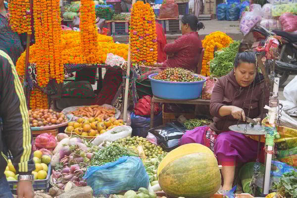 Sie schneidet für einen Kunden Chilli auf, damit dieser sich ein Bild über die Qualität machen kann - macht doch das mal bei uns in der MIGROS - beisst mal in einen Apfel, um die Qualität zu prüfen - hier kein Problem... - in der MIGROS?