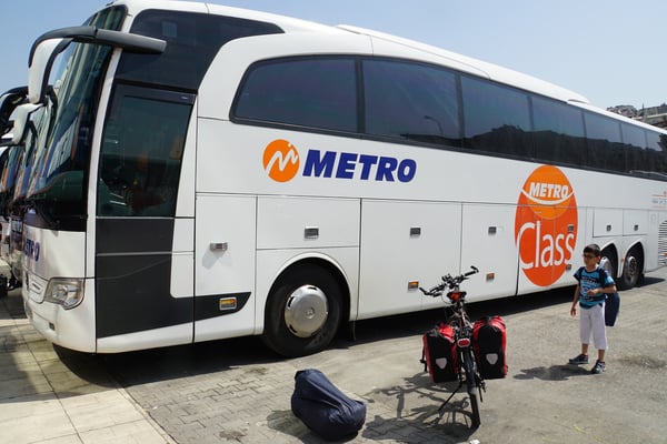 Ich bringe Passpartu sofort in "Einsteigeposition" als der Bus einfährt - doch dann...