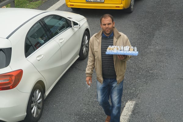 Er verkauft im Stau auf der Autobahn, was man als Autofahrer im Stau so braucht...