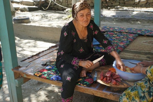 Sie schnipselt Fleisch und Gemüse für die Fleischsuppe im Freien - die Fliegen freuen sich... Ihre Kollegin wollte nicht mit aufs Bild, daher nur Hand rechts...