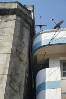 Unser Hotel (rechts) lehnt sich ans Nachbarhaus - oder umgekehrt - ...