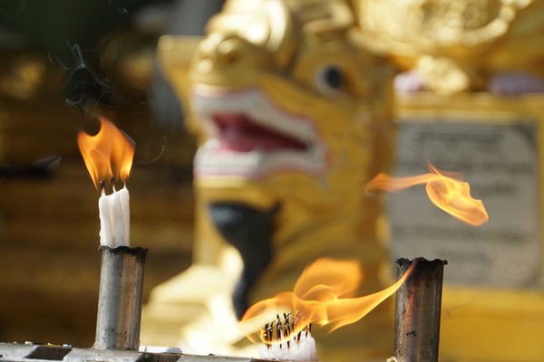 Und immer wieder Räucherstäbchen und Feuer...