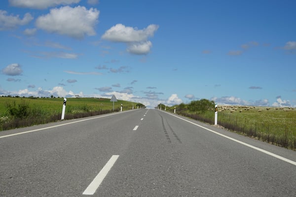 Die Strasse scheint direkt zum Horizont zu führen...
