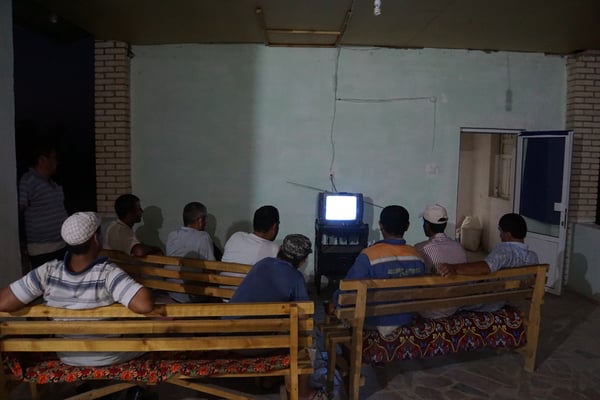 Die LKW-Fahrer schauen gebannt in den schwarz-weiss-TV...
