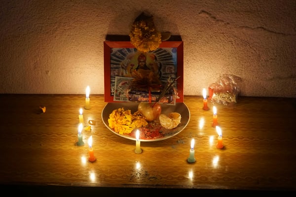 Auch Surat hat sich in seinem äusserst bescheidenen Zimmer - er teilt sich Zimmer und Bett (!) - mit seinem Cousin - einen kleinen Alter eingerichtet, um anlässlich des Lichterfestes zu opfern und zu beten...