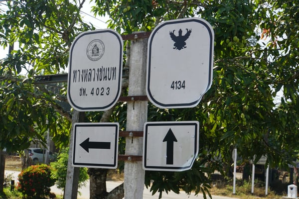 An solchen Kreuzungen kann ich hin und wieder auf der Karte erkennen, wo ich wirklich bin - sonst einfach der Nummer der richtigen Strasse folgen...