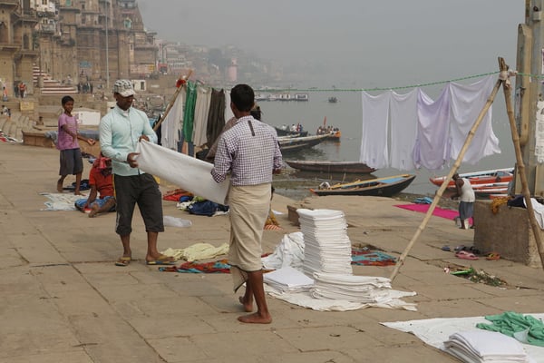 Die "saubere" Wäsche wird sorgfältig gefaltet...