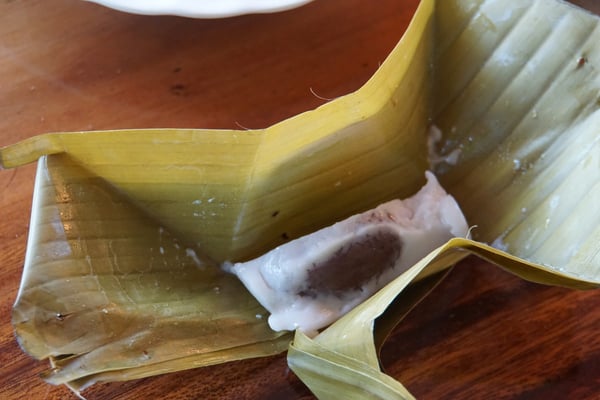 Es schmeckt "gliberig" nach Kokosnuss und ???? - aber lecker...!