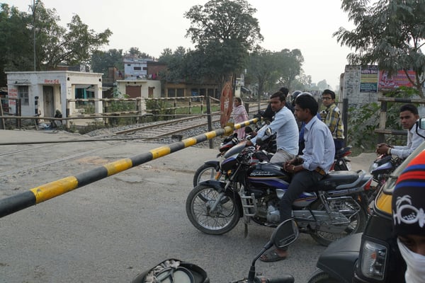 Auf meiner Seite steht man auch auf der ganzen Breite der Barriere bereit - die lustigen Inder hier stehen im Gegenverkehr (hier herrscht eigentlich Linksverkehr - meist aber einfach VIELVERKEHR...)