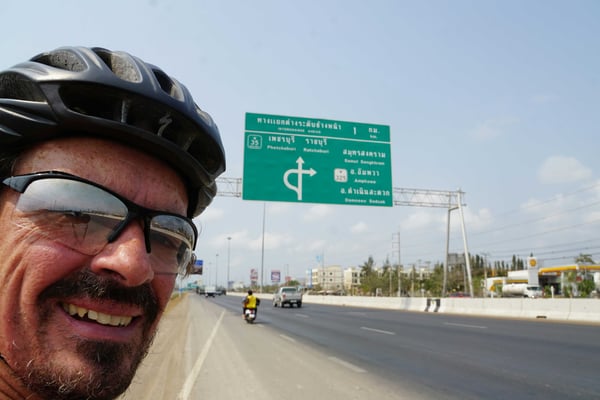 Ausserhalb Bangkoks: Auch diese Kreuzung ist für Passpartu und mich zwischenzeitlich eher "Kindergarten"...