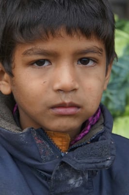 Der Junge des Gemüshändlers vor der Lodge in Noney - ein cleveres Kerlchen, der Schweizerdeutsch fast akzentfrei nachgesprochen hat...