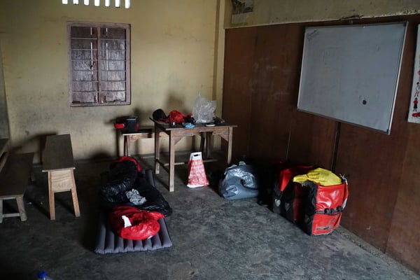 Mein Schlafplatz im Schulzimmer - ohne Fenster und Strom - es wurde eine kalte Nacht - Thermometer zeigte an, dass Mindesttemperatur bei 6 Grad lag...