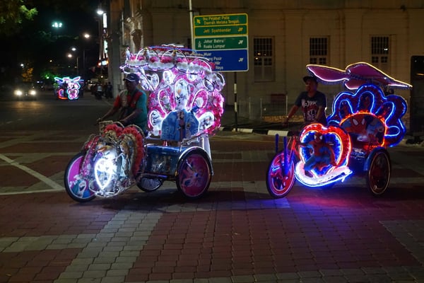 Ha - ich könnte Passpartu doch auch noch aufpeppen... Velorikschas in Melaka...