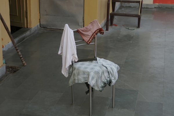 Als ich im Dachrestaurant ankomme, beendet der Koch grad seinen Waschtag und hängt seine Wäsche mal mitten im Restaurant auf - warum auch nicht...