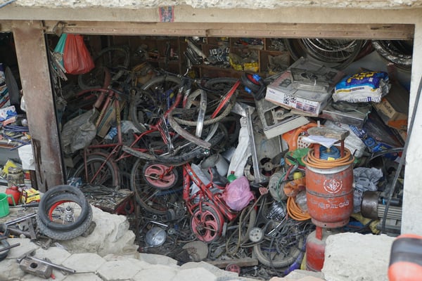 Bis man einen Blick in ihre Werkstatt wirft - wobei, das nichts über ihre Fachkompetenz aussagt...!