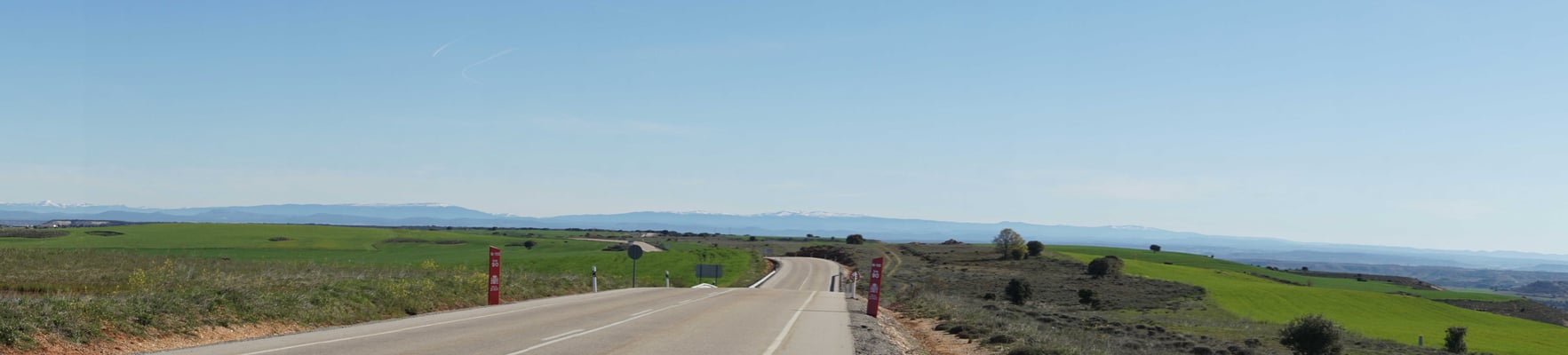Unterwegs - am Horizont die Pyrenäen, die ich dann noch zu knacken haben, wenn ich nach Andorra hoch bzw. von Andorra nach Perpignan will...