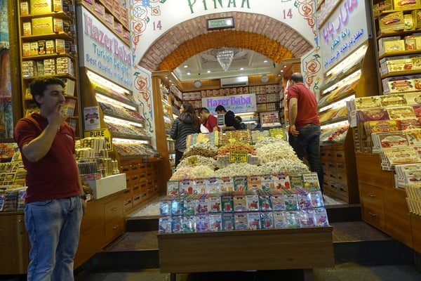 Gewürze und getrocknete/kandierte Früchte - soweit das Auge reicht - jede Händler hat die beste Qualität zum besten Preis - und schön dekoriert...