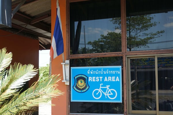 Die Highwaypolizei bietet auch Rastplätze für Velofahrer an - nehme an, ohne Filmprogramm...