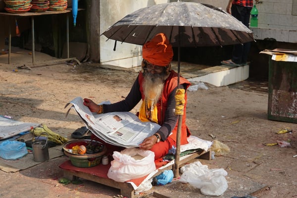 Er wartet auf Kundschaft - den Schirm nicht nur gegen Sonne und Regen - vielmehr gegen Taubendreck...