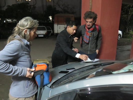 Hinterhofgeschäfte zum Kauf von Flugtickets - Kirtap im Element...