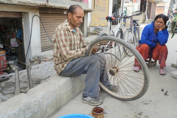 Und auch komptent scheinende Velomechs gibt es in Kathmandu...