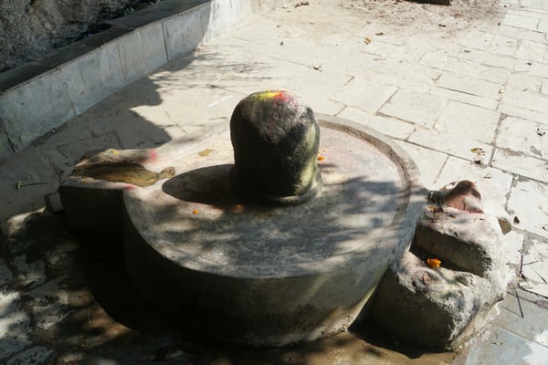 Hier wird die Vereinigung des weiblichen mit dem männlichen Geschlechtsorgans symbolisiert - Ort für  Fruchtbarkeitsgebete