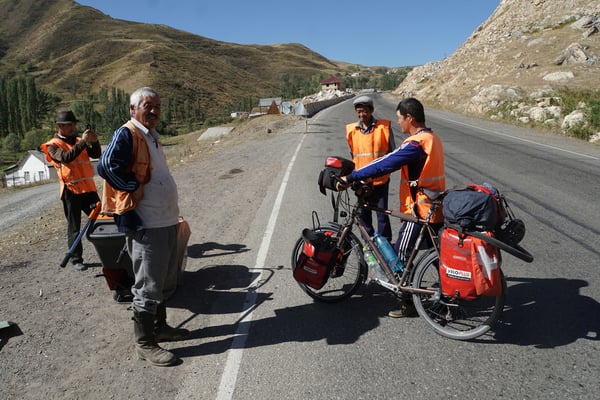 Aufstieg zum Taldykpass - die Strassenarbeiter hatten ihre helle Freude an Passpartu und mir...